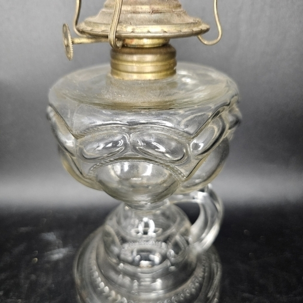 Vintage/antique clear glass finger loop oil lamp - Picture 2 of 9